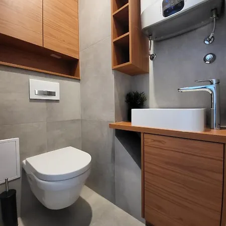 Level Apartment *