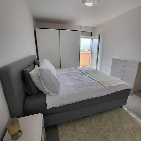 Level Apartment *